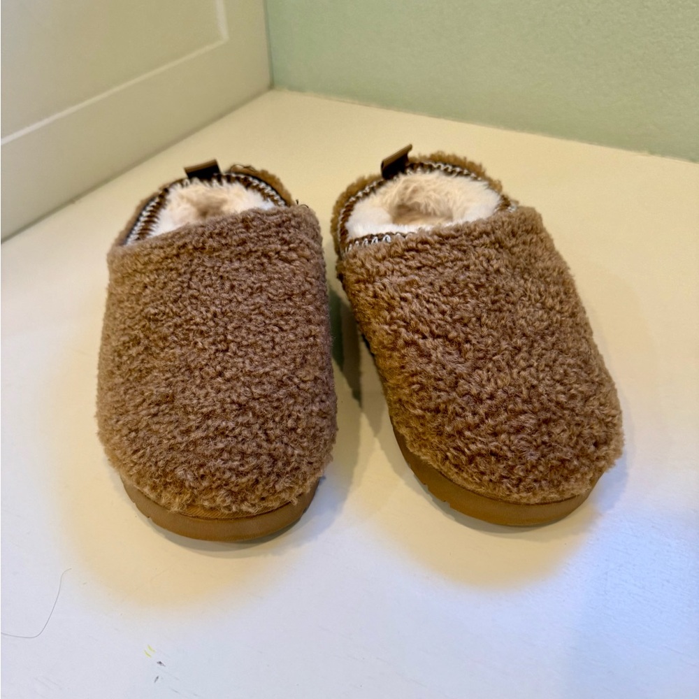NWOT Cozy Brown Fuzzy Slippers